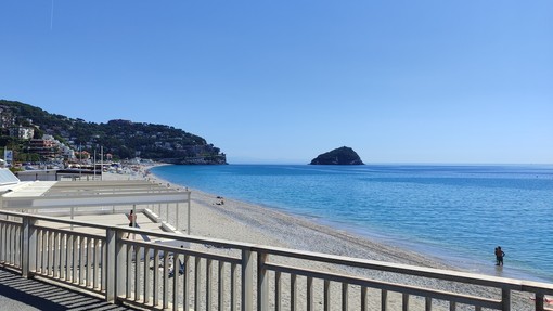 Spotorno, i balneari disertano la cerimonia di consegna della Bandiera Blu: "No a una narrazione di facciata" Spotorno, i balneari disertano la cerimonia di consegna della Bandiera Blu: "No a una narrazione di facciata"