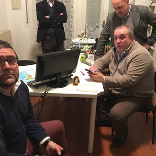 Un momento dell'attesa nella sede del Carroccio Un momento dell'attesa nella sede del Carroccio