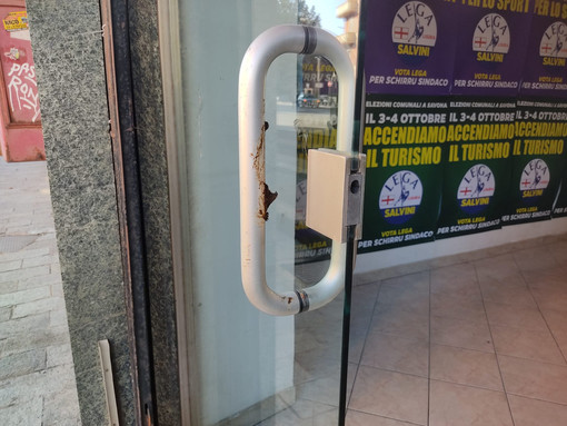 Savona, imbrattato con escrementi il point della Lega a Zinola. Bruzzone: "Poveracci condannati dalla storia" (FOTO) Savona, imbrattato con escrementi il point della Lega a Zinola. Bruzzone: "Poveracci condannati dalla storia" (FOTO)