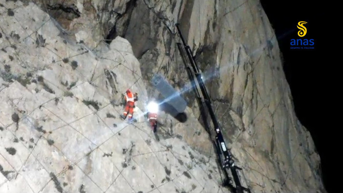 Capo Noli, sostituite nella notte trascorsa le reti paramassi (VIDEO)
