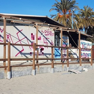 Il lungomare di Albenga deturpato con svastiche e scritte pro Hitler. Ciangherotti: "Le forze democratiche devono rimanere unite contro il nazifascismo"