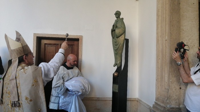 Il sorriso accogliente di don Carlo veglierà su Finalpia: svelata la scultura in suo ricordo (FOTO) Il sorriso accogliente di don Carlo veglierà su Finalpia: svelata la scultura in suo ricordo (FOTO)