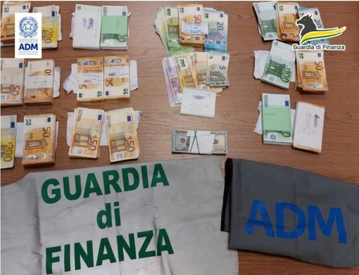 Aeroporto di Villanova, non dichiara 12 mila euro vinti al Casinò di Montecarlo: cittadino britannico fermato da ADM e Finanza