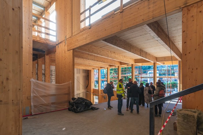 Alassio, primi approcci degli insegnanti con le nuove Ollandini: nel sopralluogo al cantiere non solo gli addetti ai lavori