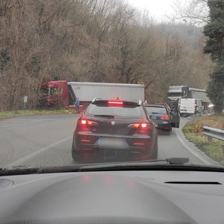 Scontro tra due camion lungo la Sp29: traffico in tilt