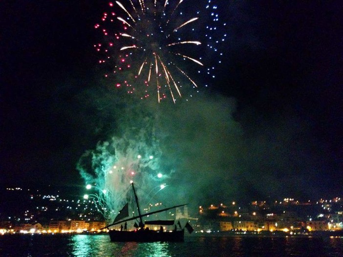 Sbarco dei Saracei di Laigueglia, un'ora di grande spettacolo accompagnata da una eclissi totale della Luna