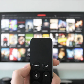 Cosa valutare quando si sceglie un servizio TV in lingua straniera in Italia