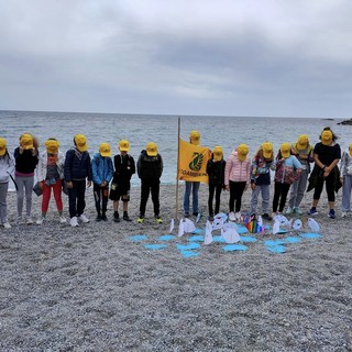 La scuola primaria in prima linea per la protezione dell’ambiente: pulita una spiaggia a Bergeggi (FOTO)