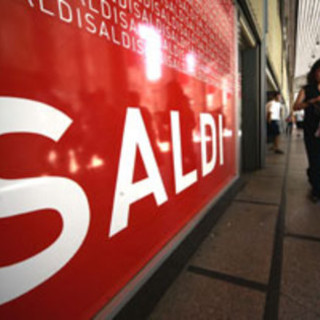 Dal 2 luglio partono i saldi estivi, Cupis: "Arrivano troppo presto ma necessari per smaltire le scorte di magazzino" Dal 2 luglio partono i saldi estivi, Cupis: "Arrivano troppo presto ma necessari per smaltire le scorte di magazzino"