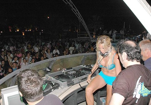 Sestri Levante: la scrittrice osè Silvia Rocca sar&ag Sestri Levante: la scrittrice osè Silvia Rocca sar&ag