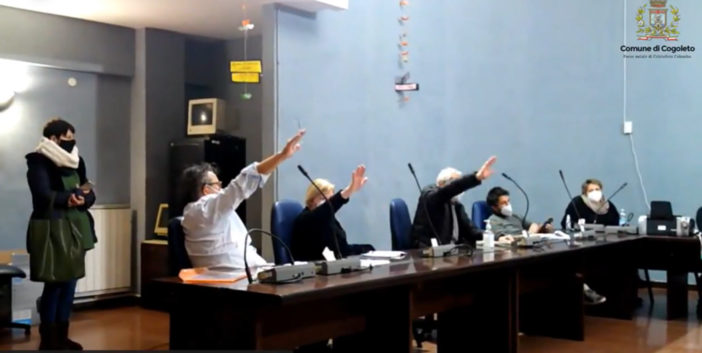 Saluto romano in Consiglio comunale a Cogoleto nel Giorno della Memoria, il sindaco Bruzzone: "Condanno questo gesto che non deve passare inosservato" (VIDEO) Saluto romano in Consiglio comunale a Cogoleto nel Giorno della Memoria, il sindaco Bruzzone: "Condanno questo gesto che non deve passare inosservato" (VIDEO)