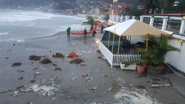 Maltempo, la mareggiata colpisce gli stabilimenti balneari di Andora (FOTO e VIDEO)