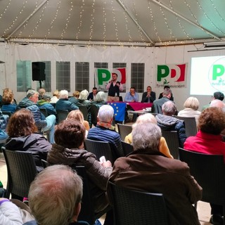 Savona, la protesta contro il rigassificatore non si ferma. Più di 100 persone all'incontro alla Sms delle Fornaci Savona, la protesta contro il rigassificatore non si ferma. Più di 100 persone all'incontro alla Sms delle Fornaci