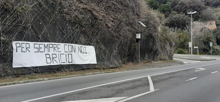 "Per sempre con noi... Bricio", sulla via Aurelia a Savona uno striscione per ricordare Fabrizio Manitto (FOTO)