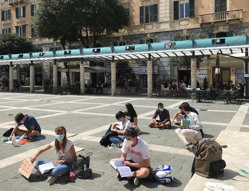 Savona, in Piazza Sisto un sit-in degli studenti per chiedere la riapertura delle biblioteche e delle aule studio