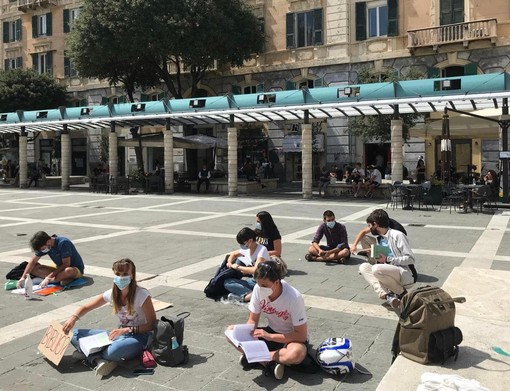Savona, in Piazza Sisto un sit-in degli studenti per chiedere la riapertura delle biblioteche e delle aule studio Savona, in Piazza Sisto un sit-in degli studenti per chiedere la riapertura delle biblioteche e delle aule studio