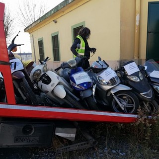 Albenga, operazione a tutela del decoro cittadino: rimossi scooter abbandonati