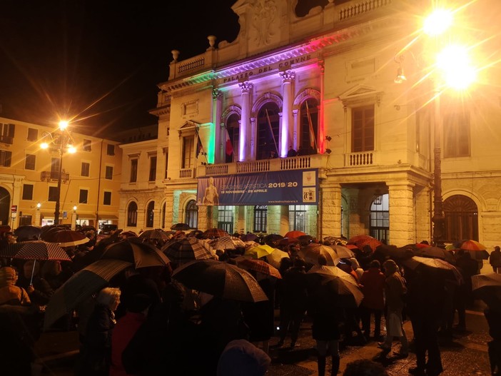 Savona, anche sotto la pioggia le sardine non mollano: musica e riflessioni in piazza Sisto (FOTO e VIDEO)