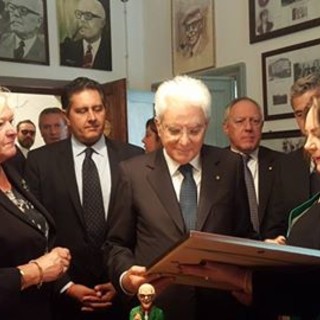 Un cuscino di fiori sulla tomba di Pertini a Stella