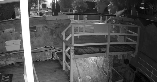 Albisola, presa nuovamente a pugni la sagoma del pescatore sulla passeggiata: la telecamera riprende l'atto vandalico