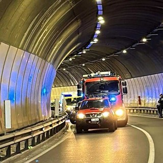 Frontale sull'Aurelia all'altezza della Caprazoppa. Traffico in tilt tra Finale e Borgio