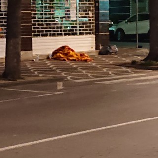 Albenga, senzatetto in viale Pontelungo: i cittadini chiedono un aiuto per le persone in difficoltà Albenga, senzatetto in viale Pontelungo: i cittadini chiedono un aiuto per le persone in difficoltà