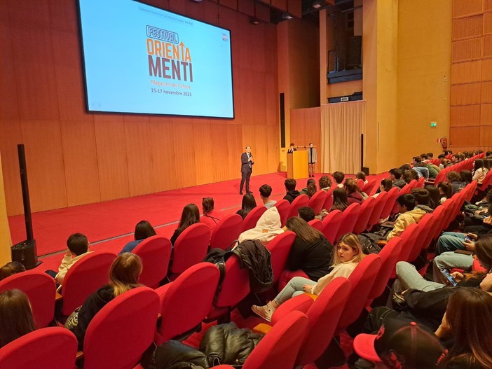 Orientamenti, l’assessore Scajola incontra i 500 studenti del Festival: “Supporto fondamentale per l’evento”