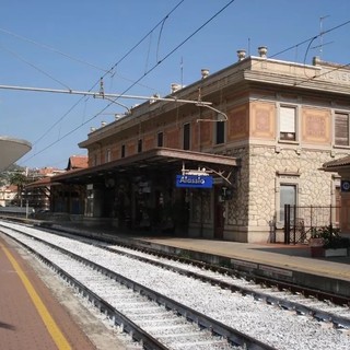 Ascensore della stazione di Alassio, segnalazione del Sindaco Melgrati e intervento di RFI Ascensore della stazione di Alassio, segnalazione del Sindaco Melgrati e intervento di RFI
