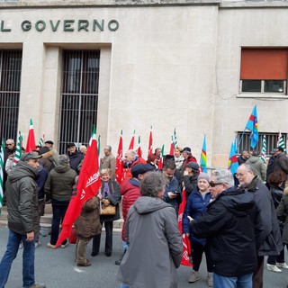 Savona, presidio dei pensionati sotto la Prefettura: "Il Governo ci utilizza come bancomat"