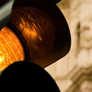 Quel secondo che può fare la differenza: se al semaforo il giallo ne dura almeno tre, i 162 euro di multa ed i 6 punti in meno sulla patente sono legittimi
