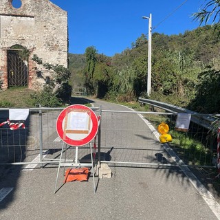 Savona, crollo della volta della chiesa dei Santi Pietro e Paolo a Legino: la strada resterà chiusa al traffico fino al ripristino Savona, crollo della volta della chiesa dei Santi Pietro e Paolo a Legino: la strada resterà chiusa al traffico fino al ripristino