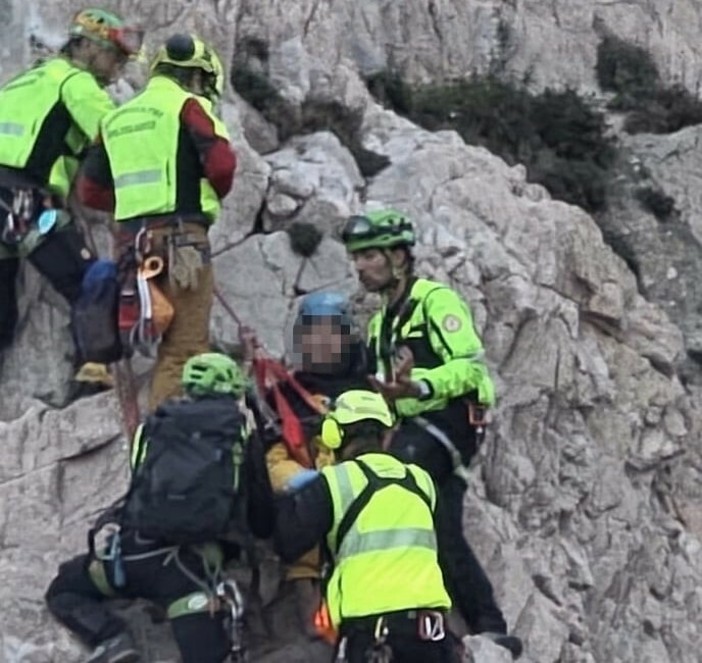 Paura a Capo Noli, climber precipita e resta appesa nel vuoto, salvata dai soccorsi Paura a Capo Noli, climber precipita e resta appesa nel vuoto, salvata dai soccorsi