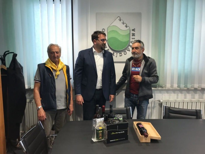 Albenga, tutti a scuola nonostante le vacanze per seguire il pellegrinaggio di Sergio Giusto (FOTO e VIDEO) Albenga, tutti a scuola nonostante le vacanze per seguire il pellegrinaggio di Sergio Giusto (FOTO e VIDEO)