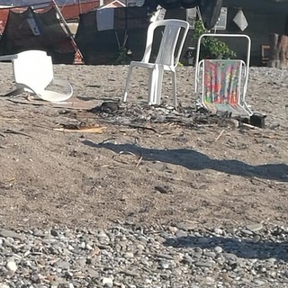 Vandali prendono d'assalto la spiaggia dei cani ad Albenga, una residente: "Una vergogna"