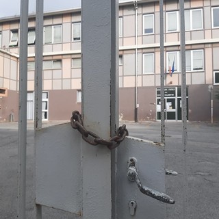 Scuola chiusa per sciopero contro il Green Pass: la sorpresa in piazzale Moroni a Savona nel primo giorno di lezioni