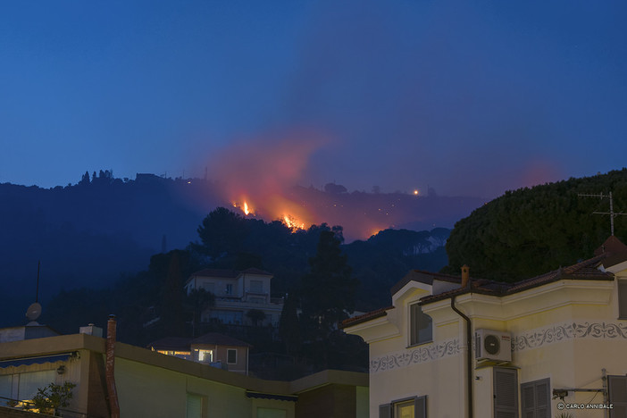 Continuano a bruciare le alture di Alassio, Vigili del Fuoco ancora all'opera Continuano a bruciare le alture di Alassio, Vigili del Fuoco ancora all'opera