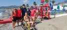 Quando il mare è davvero per tutti: a Pietra Ligure una sedia speciale e un verricello per abbattere le barriere (FOTO)