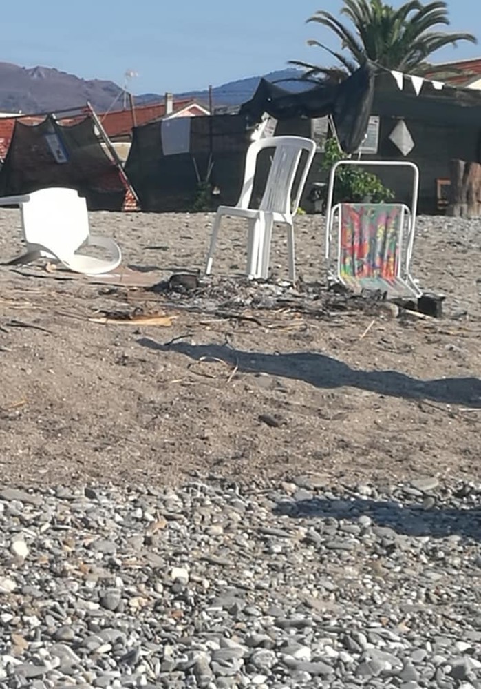 Vandali prendono d'assalto la spiaggia dei cani ad Albenga, una residente: "Una vergogna" Vandali prendono d'assalto la spiaggia dei cani ad Albenga, una residente: "Una vergogna"