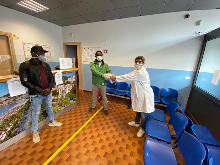 Solidarietà ai tempi del Coronavirus: dai ragazzi dello Sprar 40 mascherine per “Finale Salute” (FOTO)
