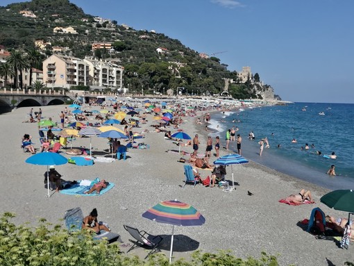 Finale, nuovi spogliatoi, docce e servizi igienici, tutti gratuiti sulle spiagge libere coi fondi della Regione