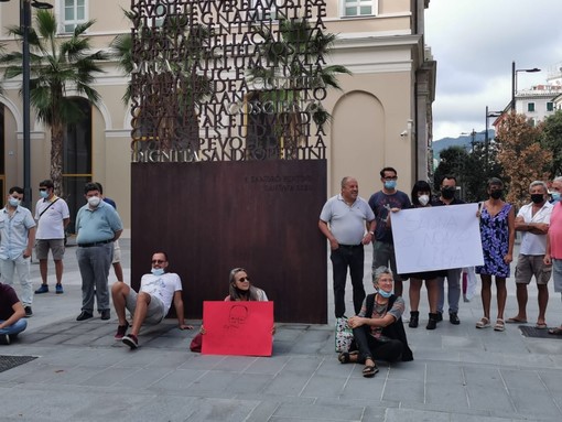 "Se ci fossi io non ci saresti tu", flashmob contro l'arrivo di Salvini in piazza Pertini a Savona (FOTO)