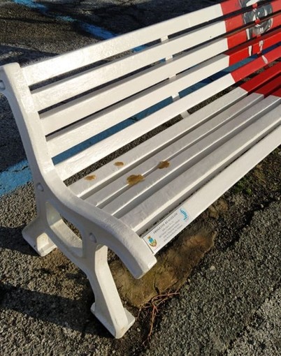 Albisola, rubate le scarpette rosse sulla panchina contro la violenza sulle donne Albisola, rubate le scarpette rosse sulla panchina contro la violenza sulle donne