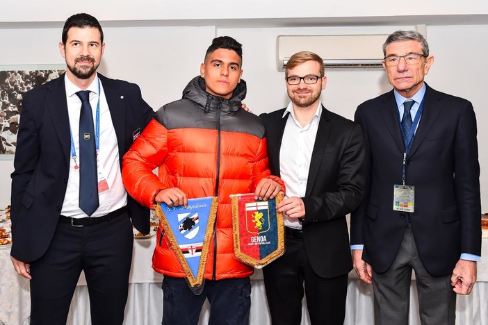 Nella foto con Eddie e Simone Valente ci sono Alberto Bosco (direttore organizzativo Sampdoria) e Gianni Blondet (vicepresidente Genoa). Nella foto con Eddie e Simone Valente ci sono Alberto Bosco (direttore organizzativo Sampdoria) e Gianni Blondet (vicepresidente Genoa).