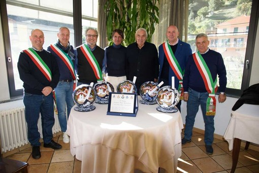 Cinque sindaci dell’entroterra ringraziano il maestro ceramista Paolo Giallombardo: donate cinque Natività