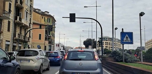 Savona, semafori spesso rotti in corso Mazzini, parte l’intervento di manutenzione straordinaria