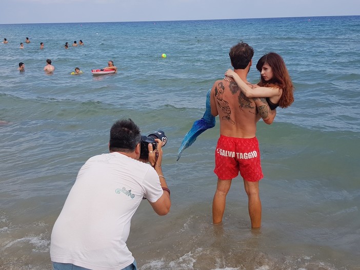 Una sirena in riva al mare ad Alassio: curiosità tra i turisti e i bagnanti