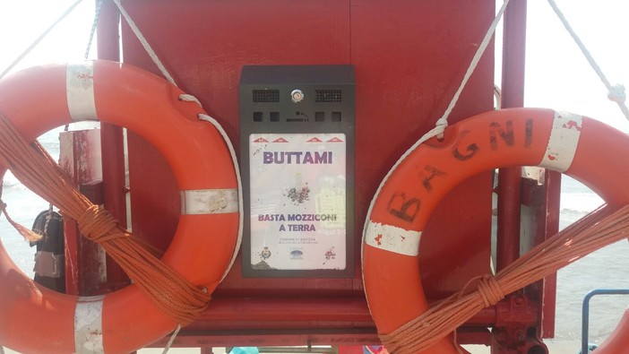 Arriva uno spegni sigaretta su ogni trespolo delle spiagge di Andora Arriva uno spegni sigaretta su ogni trespolo delle spiagge di Andora