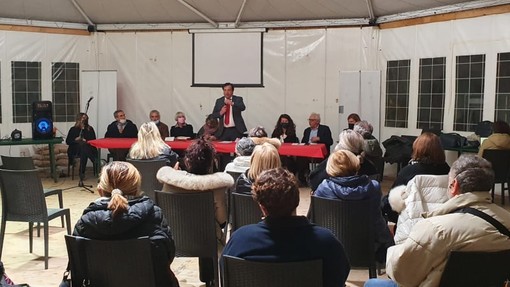 Savona, la giunta Russo incontra i residenti delle Fornaci. Assessore Parodi: "Cercheremo di aggiustare ciò che si può fare" (FOTO) Savona, la giunta Russo incontra i residenti delle Fornaci. Assessore Parodi: "Cercheremo di aggiustare ciò che si può fare" (FOTO)