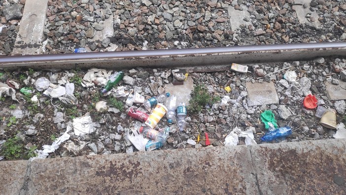 "Spazzatura tra i binari della stazione, non è un bel biglietto da visita per la città di Savona"