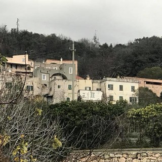 La società "Concordia" pulisce l'isola ecologica di Verezzi